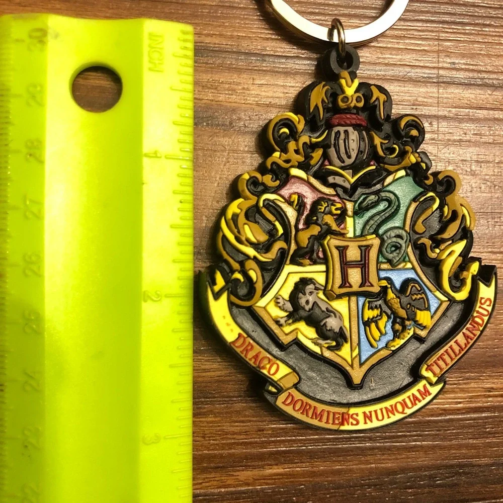 Universal Studios Wizarding World Harry Potter Hogwarts Crest Keychain